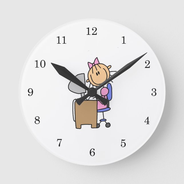 Mädchen am Computer Runde Wanduhr (Vorderseite)