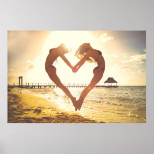 Mädchen am Strand bilden mit ihren Armen eine Herz Poster