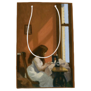 Mädchen an einer Nähmaschine (von Edward Hopper) Mittlere Geschenktüte