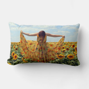 Mädchen auf dem Sonnenblumenfeld Lendenkissen