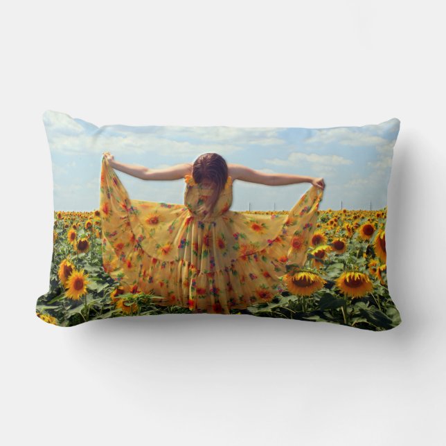 Mädchen auf dem Sonnenblumenfeld Lendenkissen (Vorderseite)