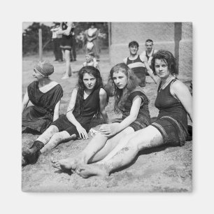 Mädchen auf dem Strand, frühe 1900s Magnet