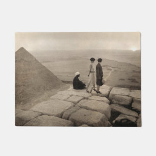 Mädchen auf der Spitze der Pyramide von Cheops in  Fußmatte