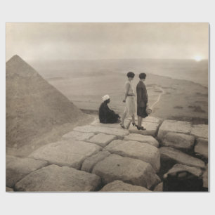 Mädchen auf der Spitze der Pyramide von Cheops in Geschenkpapier