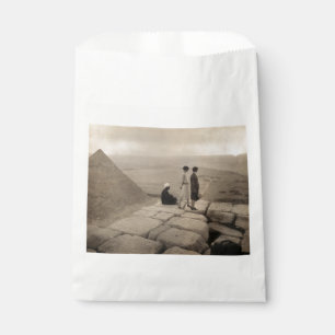 Mädchen auf der Spitze der Pyramide von Cheops in  Geschenktütchen