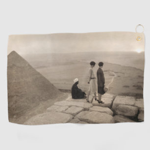 Mädchen auf der Spitze der Pyramide von Cheops in Golfhandtuch