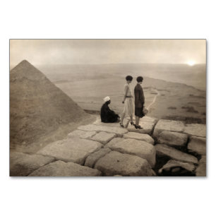 Mädchen auf der Spitze der Pyramide von Cheops in Tischnummer