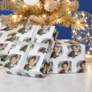 Mädchen aus der Weihnachtszeit hält Stechpalme Geschenkpapier