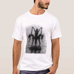 Mädchen bei der Aufstellung auf einem Felsen im T-Shirt