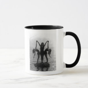 Mädchen bei der Aufstellung auf einem Felsen im Tasse
