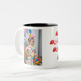 Mädchen beim Eierjagen mit Korb und Hasenohren Zweifarbige Tasse