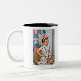 Mädchen beim Eierjagen mit Korb und Hasenohren Zweifarbige Tasse