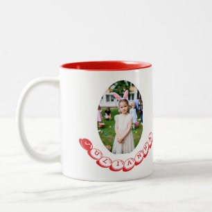 Mädchen beim Eiersuchen mit Hasenohren und Namen a Zweifarbige Tasse