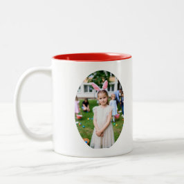 Mädchen beim Eiersuchen mit Hasenohren Zweifarbige Tasse