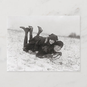 Mädchen beim Schlittenfahren, 1915 Postkarte