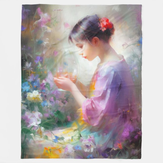 Mädchen bewundert eine Blume in ihren Händen Fleecedecke (Vorderseite)