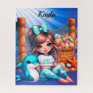 Mädchen, das am Puzzle des Strandjigsaw sitzt
