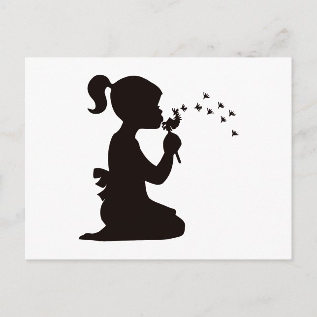 Mädchen, das auf Löwenzahn-Silhouette durchbrennt Postkarte (Vorderseite)