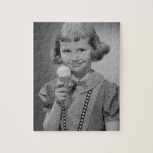 Mädchen, das Eis isst (Vertikal)