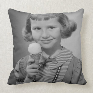 Mädchen, das Eis isst Kissen