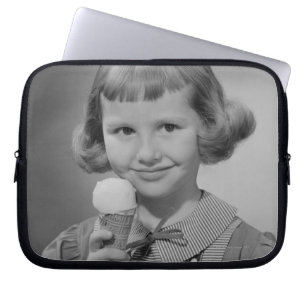 Mädchen, das Eis isst Laptopschutzhülle