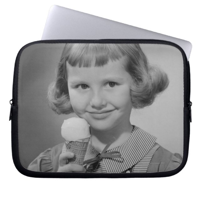 Mädchen, das Eis isst Laptopschutzhülle (Vorderseite)