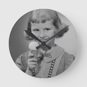 Mädchen, das Eis isst Runde Wanduhr