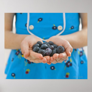 Mädchen, das frische Blaubeeren hält Poster