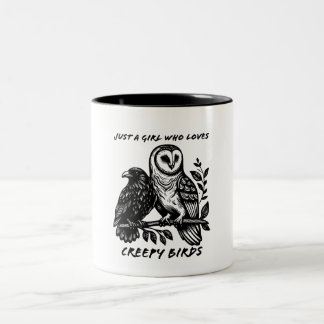 Mädchen, das gruselige Eule und Rabe liebt Zweifarbige Tasse