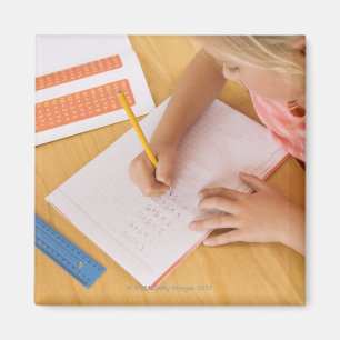 Mädchen, das Hausaufgaben tut Magnet