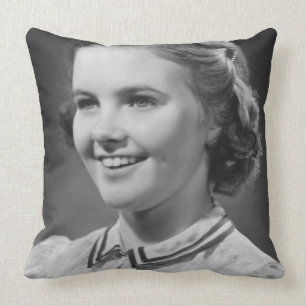 Mädchen, das im Studio aufwirft Kissen