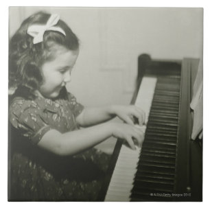 Mädchen, das Klavier spielt Fliese