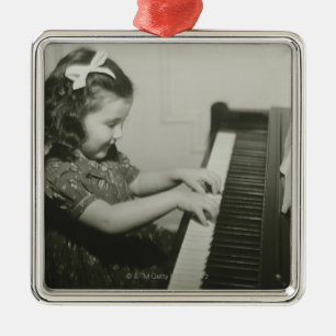 Mädchen, das Klavier spielt Ornament Aus Metall