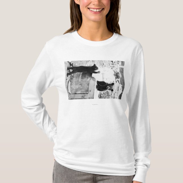 Mädchen, das mit Bärenjunges in Seward spielt T-Shirt (Vorderseite)