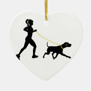 Mädchen, das mit ihrer Hundeverzierung läuft Keramik Ornament