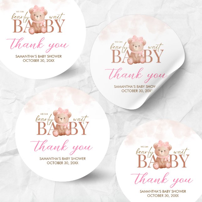 Mädchen, das wir frühzeitig abwarten können runder aufkleber (We Can Bearly Wait Pink Bear Baby Shower Sticker)