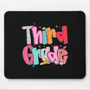 Mädchen der dritten Klasse zurück zur Schule gepfl Mousepad