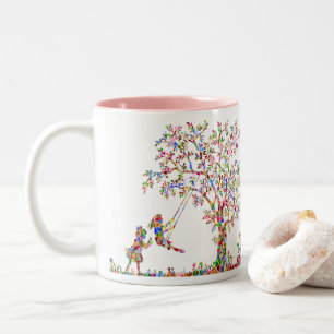 Mädchen, die beim Swing spielen Zweifarbige Tasse