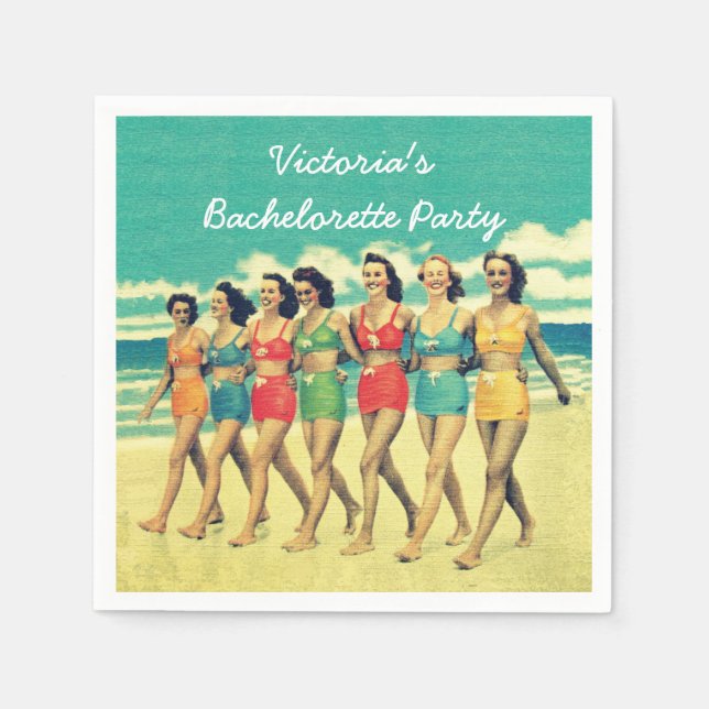 Mädchen, die die Servietten des Strandes herunterl (Vorderseite)