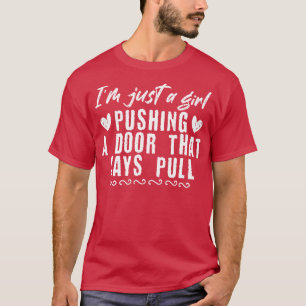 Mädchen, die eine Tür putzt, die sagt, sie stürzen T-Shirt