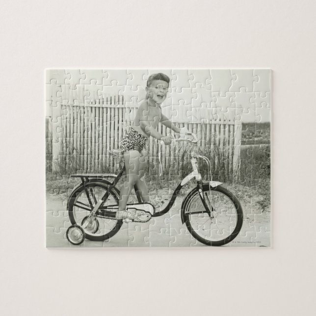 Mädchen fährt Fahrrad (Horizontal)