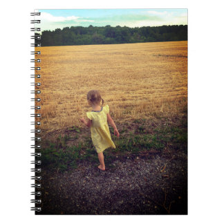 Mädchen, gelbes Kleid, Goldenes Field SpiralNotebo Notizblock