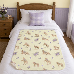 Mädchen gelbes lila Pferd Blumenmuster Sherpadecke