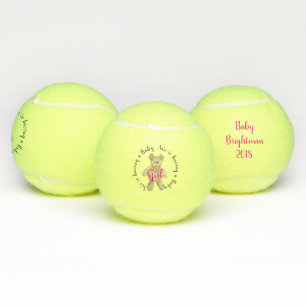 Mädchen-Geschlecht decken Tennisball mit Tennisbälle