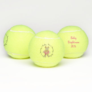 Mädchen-Geschlecht decken Tennisball mit Tennisbälle