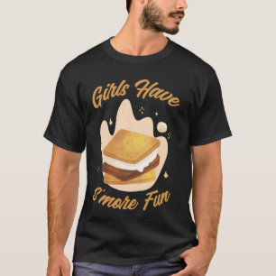 Mädchen haben beim Campingausflug am Lagerfeuer me T-Shirt