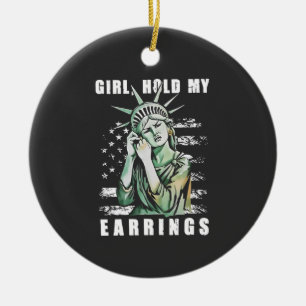 Mädchen, halte meine Ohrringe Freiheitsstatus Amer Keramik Ornament