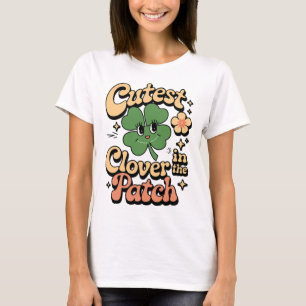 Mädchen hübschster Klee auf dem Feld von T-Shirt