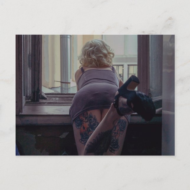 Mädchen im Fenster  Postkarte (Vorderseite)