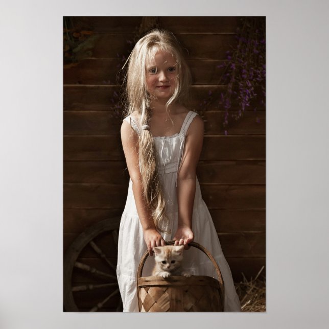 Mädchen in einer Scheune mit einem Kätzchen in ein Poster (Vorne)